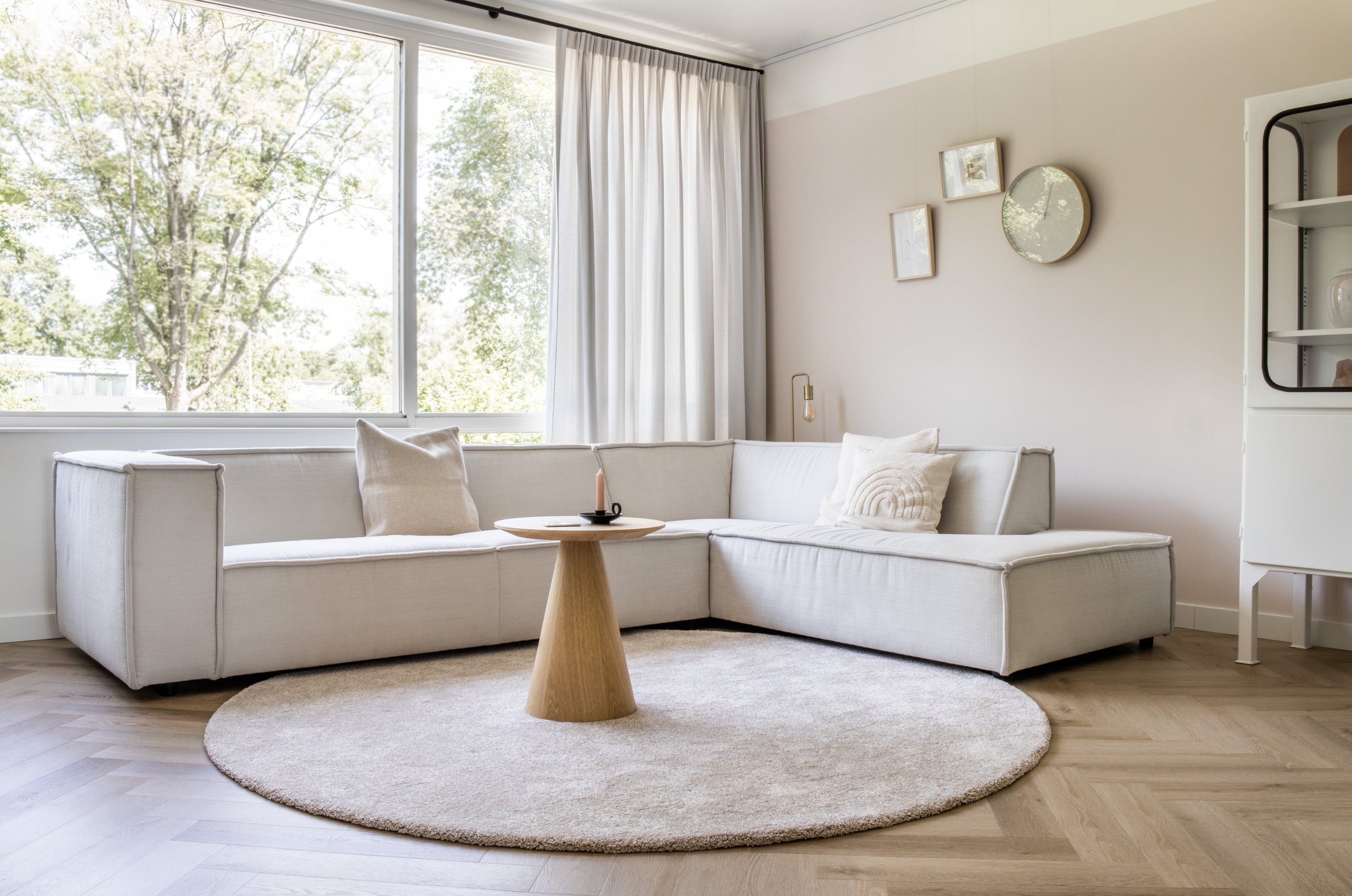 Hoekbank Sommer By SIDDE - visgraatvloer - rond vloerkleed - houten salontafel Hoekbank Sommer By SIDDE - visgraatvloer - rond vloerkleed - houten salontafel