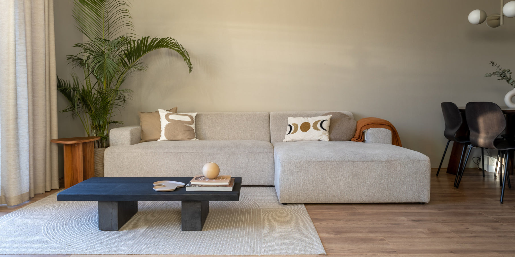 Bank Moa By SIDDE - wabi sabi inrichting woonkamer - aardetinten interieur Bank Moa By SIDDE - wabi sabi inrichting woonkamer - aardetinten interieur