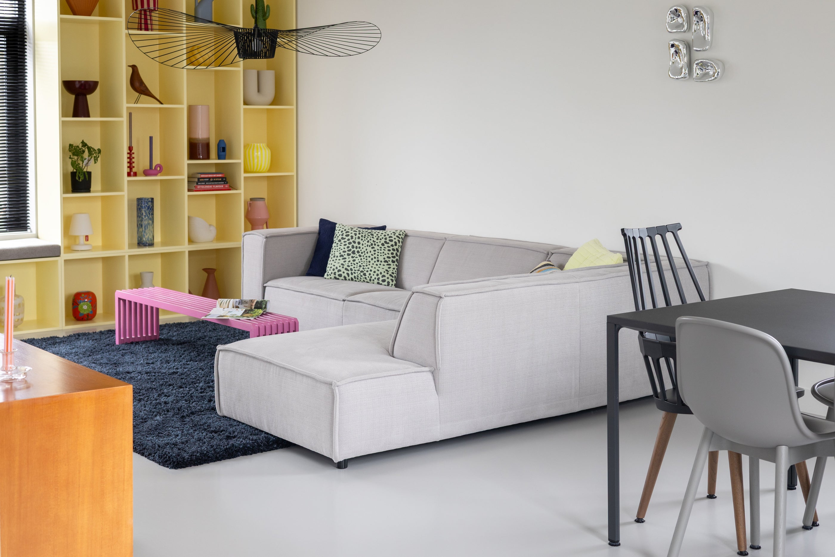 Binnenkijken in een kleurrijk interieur met rustige basis