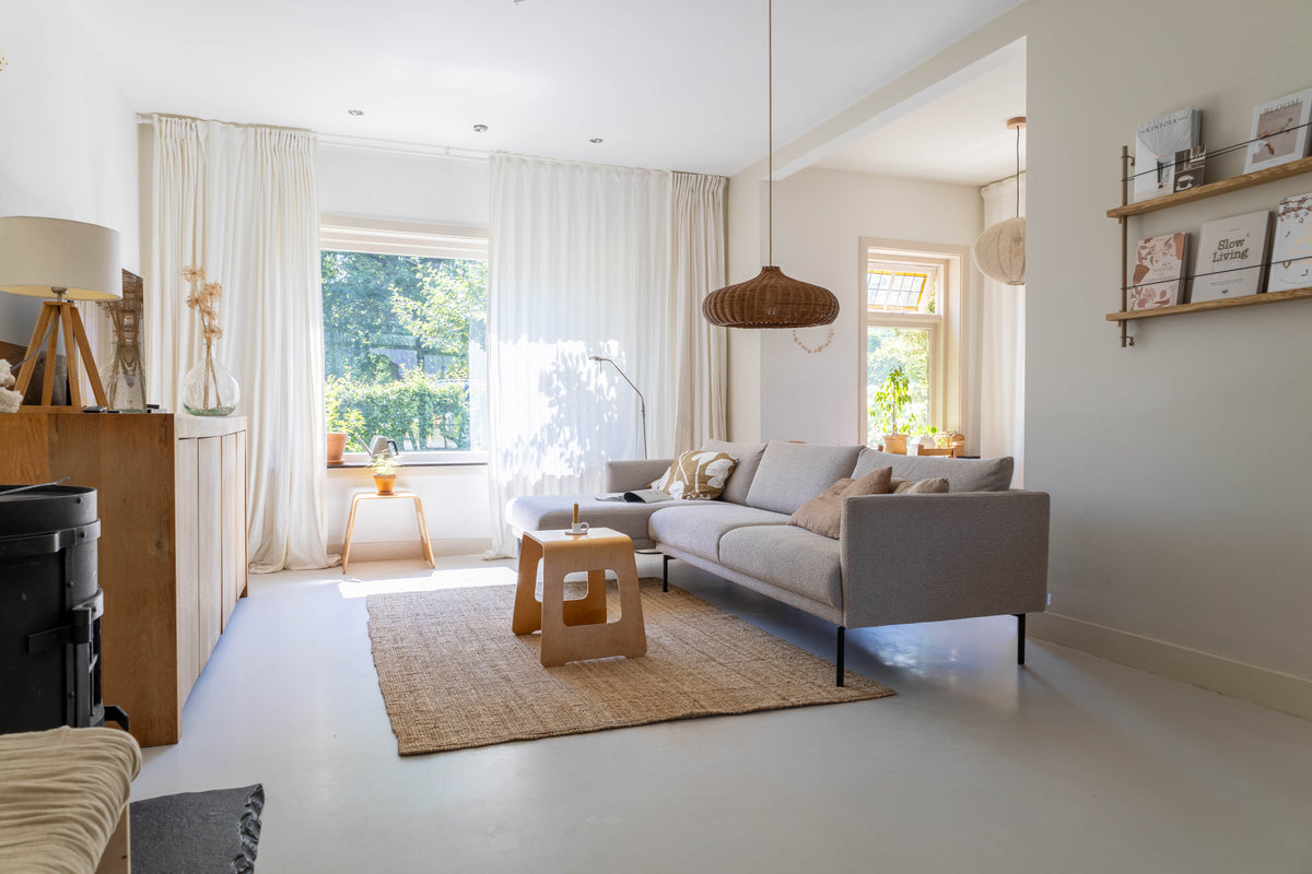 Bank midden in een kleine woonkamer