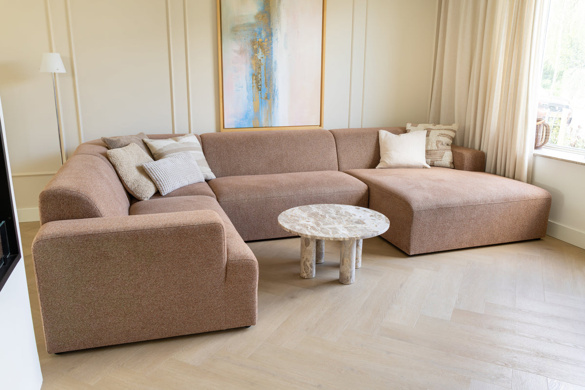 U-bank in een kleine woonkamer