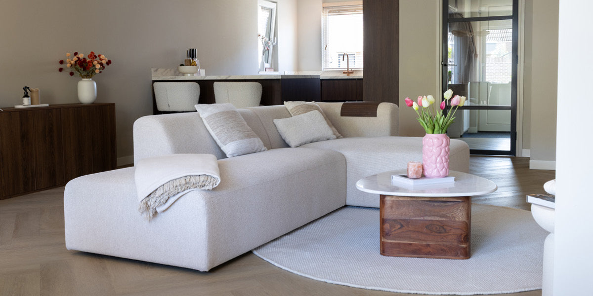 Binnenkijken in het Japandi interieur bij Sasja met modulaire bank Finn